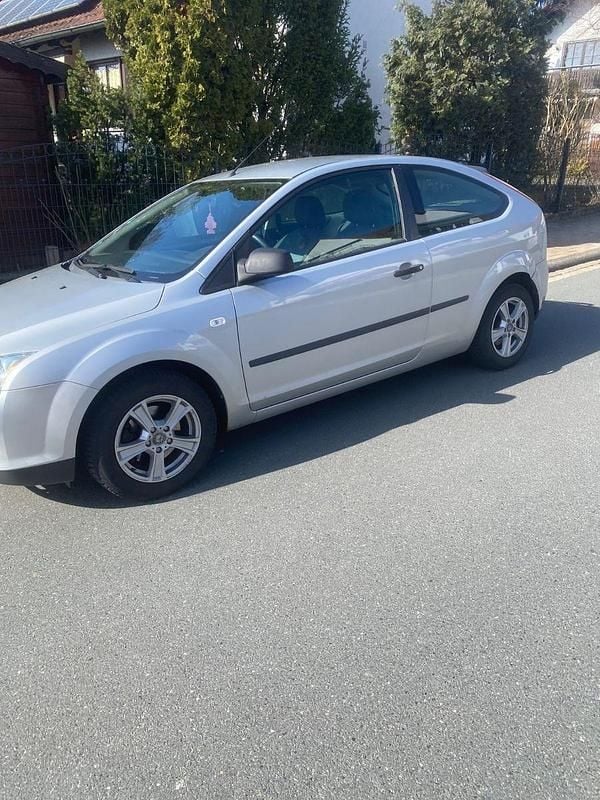 Gebraucht Ford Focus Trend 116 PS (85 kW) 2005 Grau Limousine