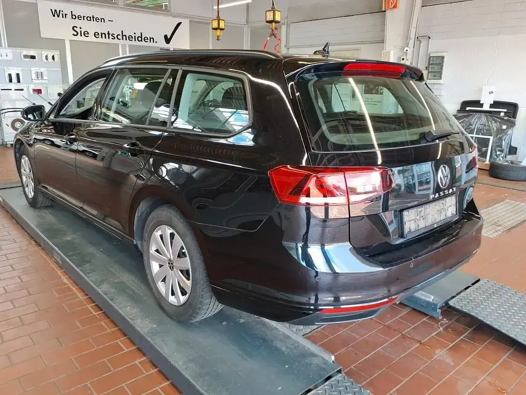 Gebraucht VW Passat 122 PS (89 kW) 2023 Schwarz Kombi