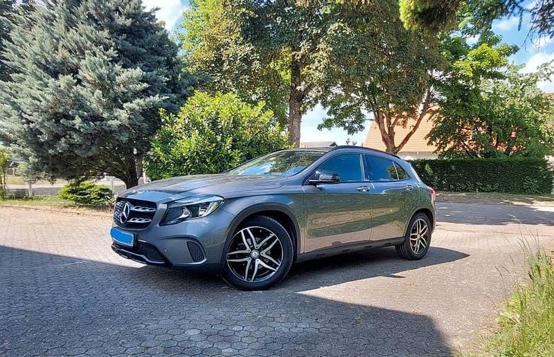 Grau Gebraucht 2018 Mercedes GLA180 Night SUV | 21.500 € (Fairer Preis) - Bild 1/4