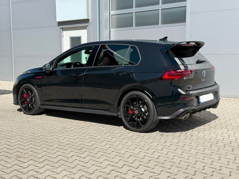 Grenadillschwarz metallic (metallic) Gebraucht 2024 VW Golf VIII GTI Limousine | 37.750 € (Etwas zu teuer) - Bild 1/4