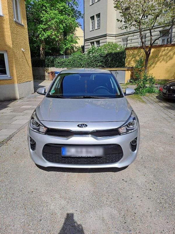 Silber Gebraucht 2018 Kia Rio DREAM-TEAM Edition Limousine | 12.000 € (Guter Preis) - Bild 1/4