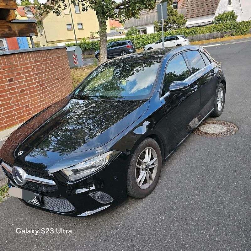 Schwarz Gebraucht 2018 Mercedes A180 Limousine | 15.499 € (Etwas zu teuer) - Bild 1/4