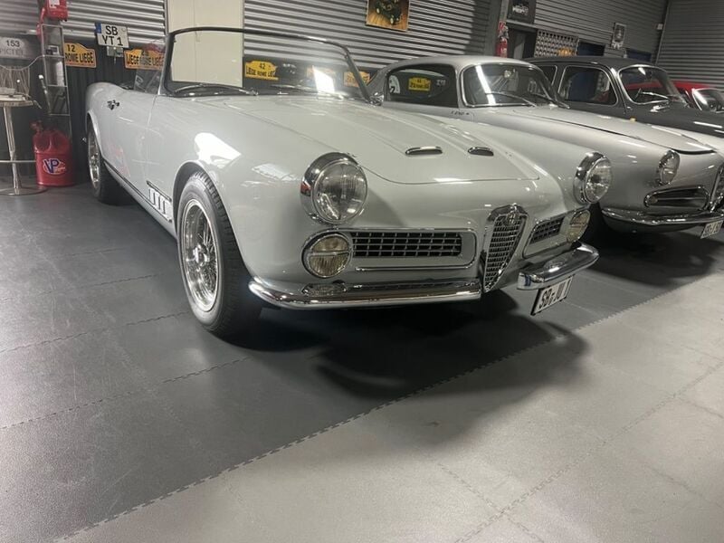 Grau Gebraucht 1960 Alfa Romeo 2000 Cabrio | 139.000 € - Bild 1/4