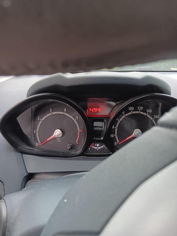 Gebraucht Ford Fiesta 59 PS (43 kW) 2012 Silber Kleinwagen