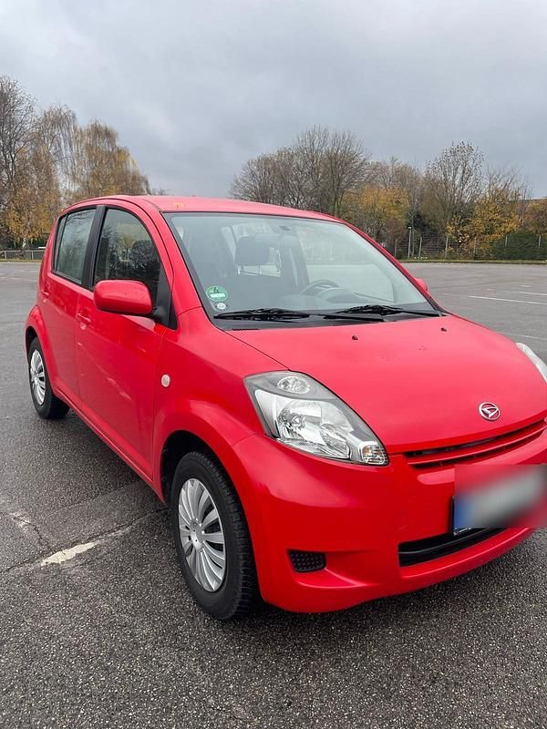 Rot Gebraucht 2010 Daihatsu Sirion Kleinwagen | 2.750 € (Etwas zu teuer) - Bild 1/4