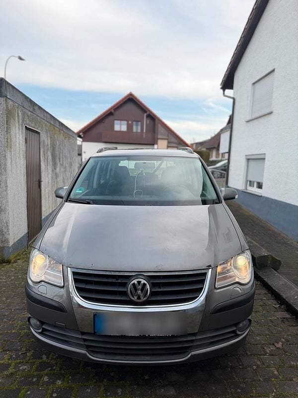 Grau Gebraucht 2009 VW Touran Van / Kleinbus | 4.200 € (Etwas zu teuer) - Bild 1/4
