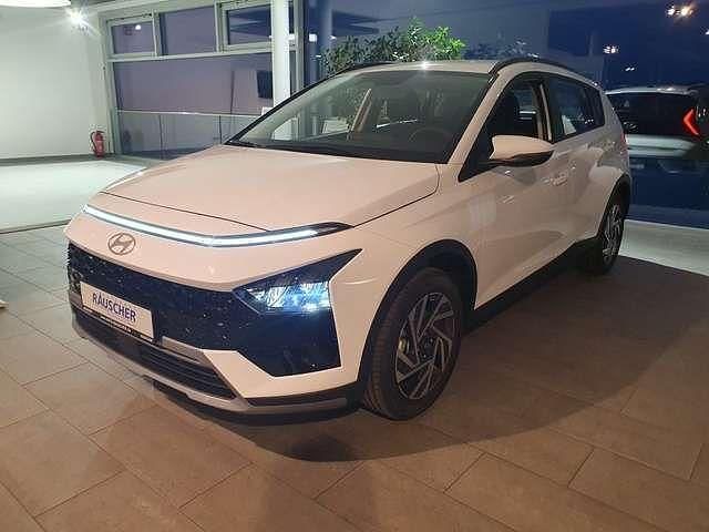 Atlas white Gebraucht 2024 Hyundai Bayon Trend SUV | 21.490 € (Fairer Preis) - Bild 1/4