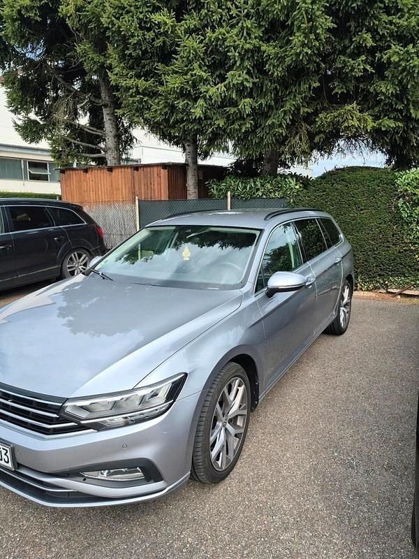 Silber Gebraucht 2021 VW Passat Kombi | 19.350 € (Superpreis) - Bild 1/4