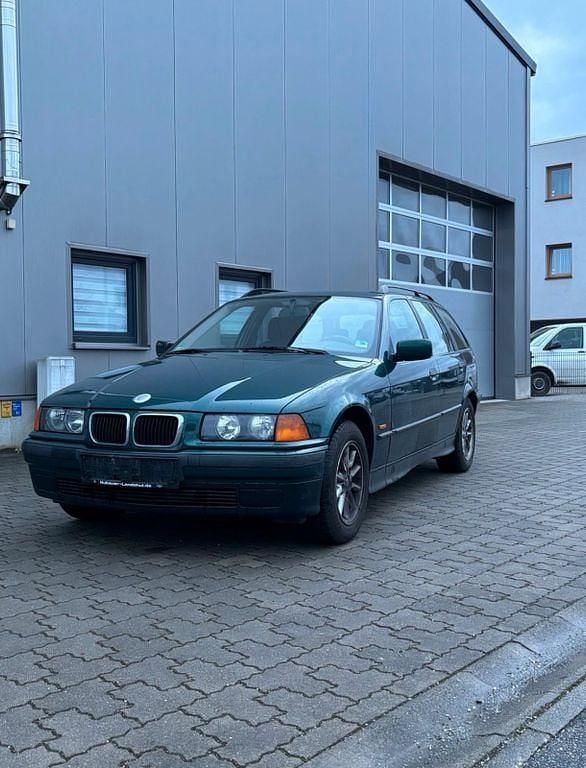 Grün Gebraucht 1996 BMW 316 Limousine | 2.250 € (Guter Preis) - Bild 1/4