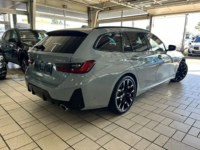 Gebraucht BMW 330 M Sport 286 PS (210 kW) 2025 Grau Kombi