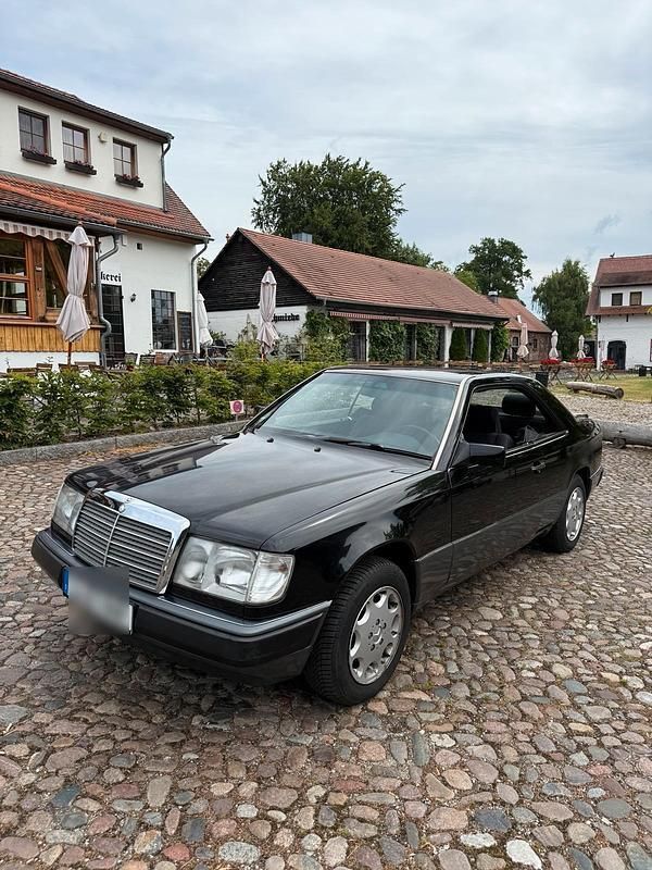 Schwarz Gebraucht 1992 Mercedes 220 Coupé | 3.999 € - Bild 1/4