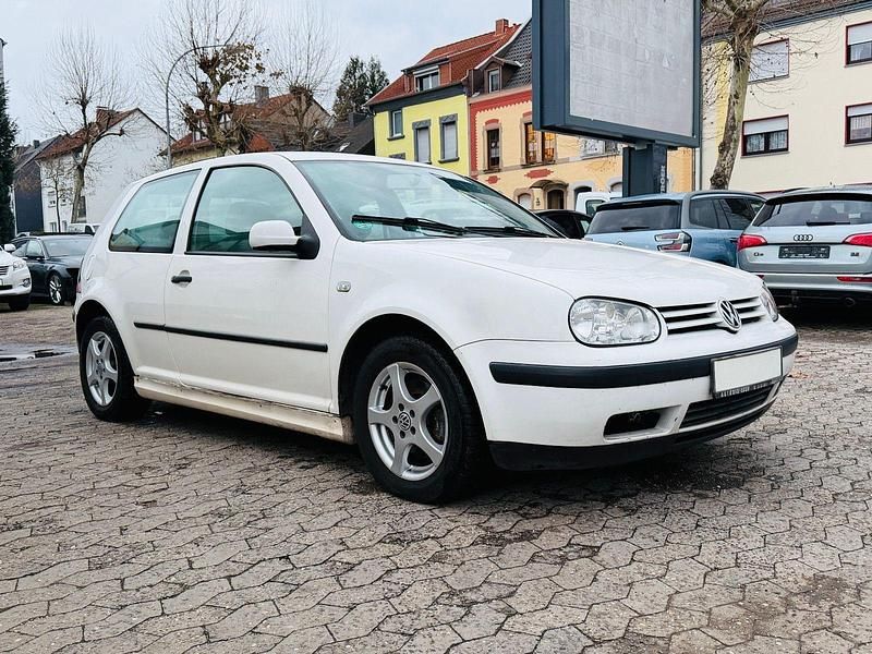 Weiß Gebraucht 2000 VW Golf Trendline Limousine | 2.400 € (Guter Preis) - Bild 1/4