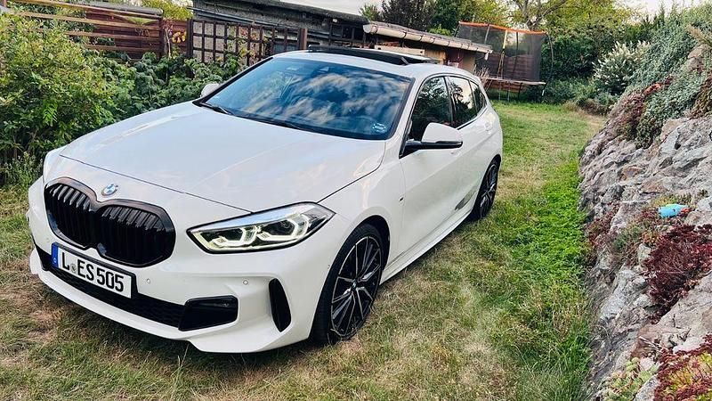 Weiß Gebraucht 2021 BMW 120 M Sport Kleinwagen | 29.200 € (Fairer Preis) - Bild 1/4