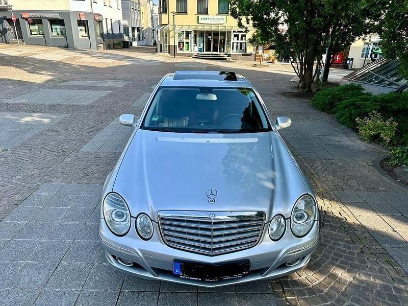 Grau Gebraucht 2007 Mercedes E200 Elegance Limousine | 7.199 € (Fairer Preis) - Bild 1/4