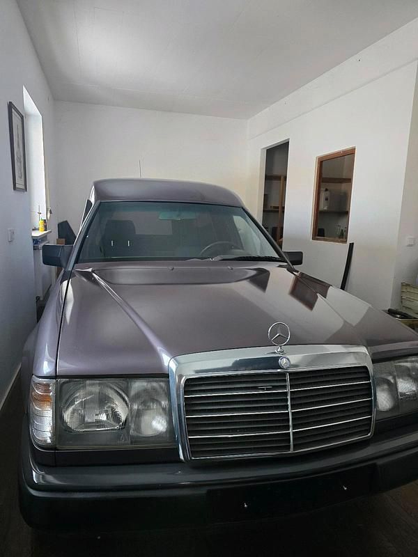 Second-hand Mercedes E230 132 CP (97 kW) 1987 Andere farben