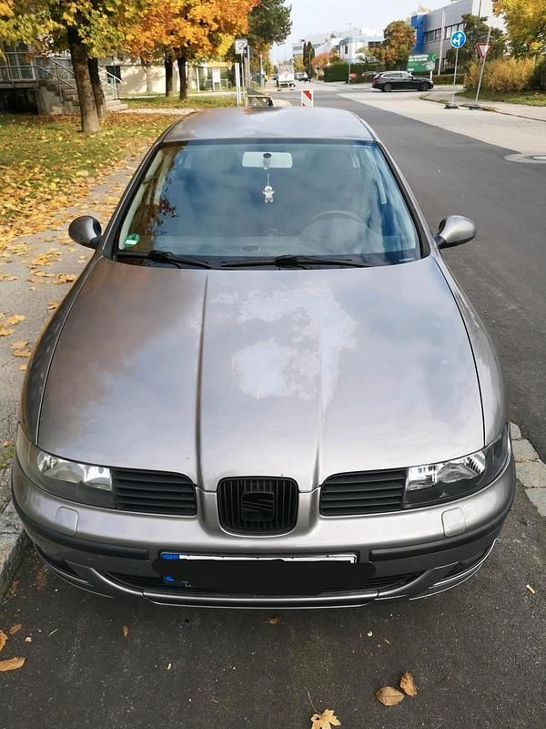 Silber Gebraucht 2004 Seat Leon Limousine | 1.900 € (Fairer Preis) - Bild 1/4