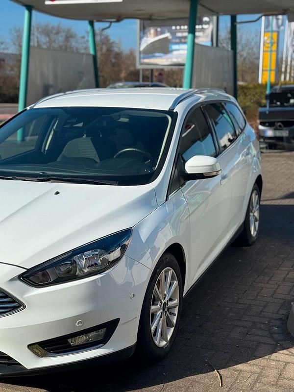 Gebraucht Ford Focus Titanium 125 PS (91 kW) 2016 Weiß Kombi