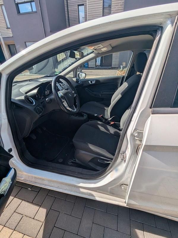 Gebraucht Ford Fiesta Trend 80 PS (58 kW) 2016 Weiß Kleinwagen