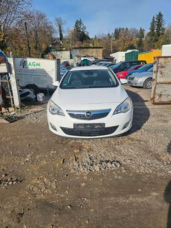 Weiß Gebraucht 2012 Opel Astra Kombi | 3.250 € (Superpreis) - Bild 1/4