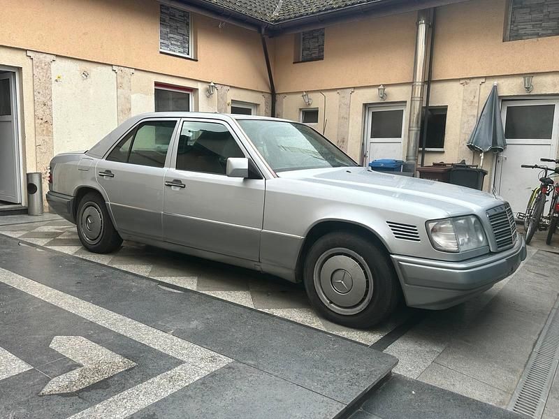 Gebraucht Mercedes E250 113 PS (83 kW) 1995 Silber Limousine
