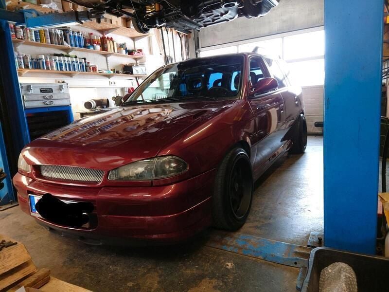 Rot Gebraucht 1995 Opel Astra Kombi | 5.299 € - Bild 1/4
