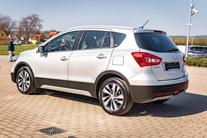 Gebraucht Suzuki SX4 Comfort+ 140 PS (102 kW) 2019 Silky silver metallic Limousine