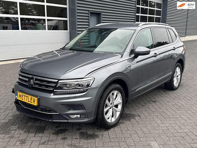 Grau Gebraucht 2018 VW Tiguan Allspace Highline SUV | 15.950 € (Superpreis) - Bild 1/4