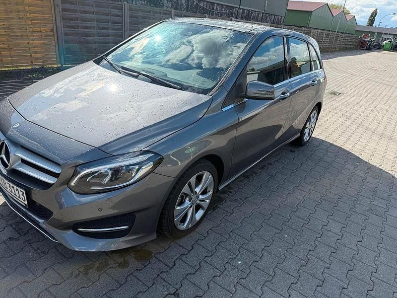 Grau Gebraucht 2015 Mercedes B220 Van / Kleinbus | 17.200 € (Guter Preis) - Bild 1/4