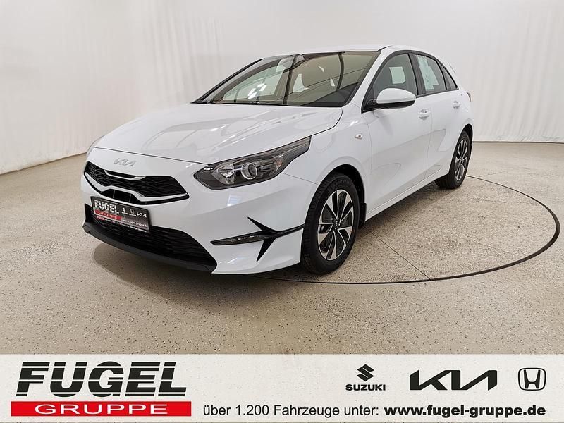 Cassa white Neu 2025 Kia Ceed Play Limousine | 19.499 € (Fairer Preis) - Bild 1/4