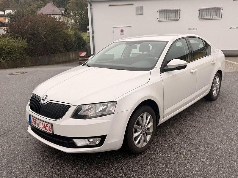 Weiß Gebraucht 2014 Skoda Octavia Ambition Limousine | 5.999 € (Guter Preis) - Bild 1/4