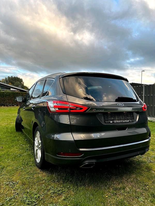 Grau Gebraucht 2015 Ford S-MAX S Van / Kleinbus | 9.900 € (Guter Preis) - Bild 1/4