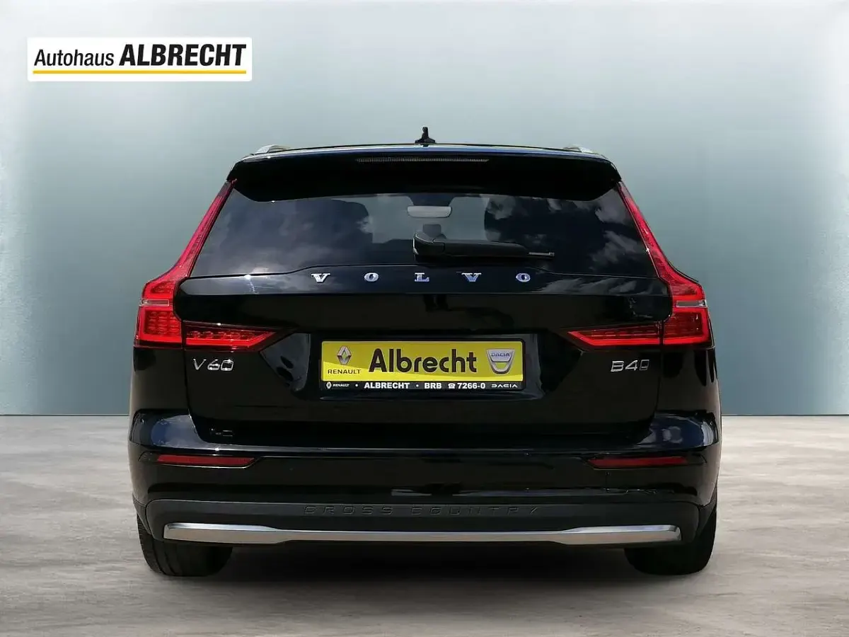Gebraucht Volvo V60 CC Plus 197 PS (144 kW) 2023 Black solid "stone" / solid Kombi