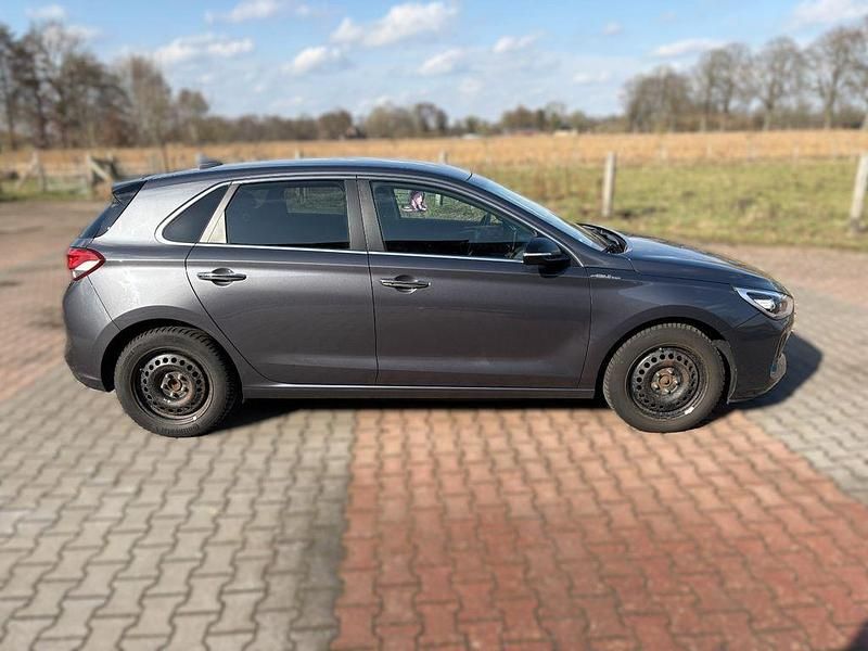 Gebraucht Hyundai i30 Intro Edition 110 PS (80 kW) 2017 Grau Limousine