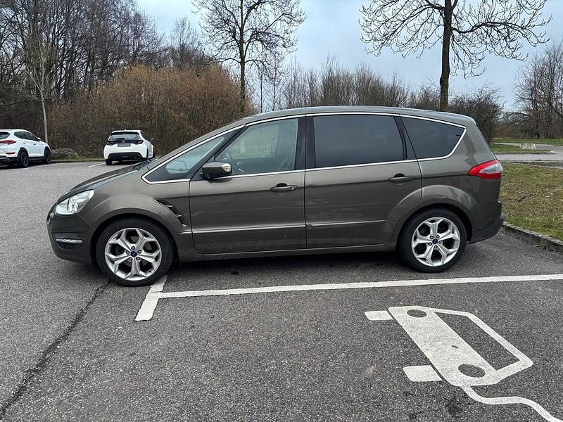 Gebraucht Ford S-MAX Titanium 163 PS (119 kW) 2012 Braun Van / Kleinbus