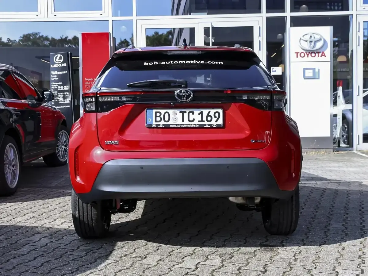 Gebraucht Toyota Yaris Cross 131 PS (96 kW) 2026 Karminarot SUV
