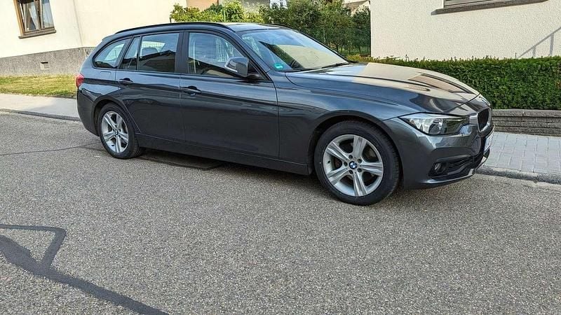 Grau Gebraucht 2016 BMW 320 Advantage Kombi | 13.000 € (Guter Preis) - Bild 1/4