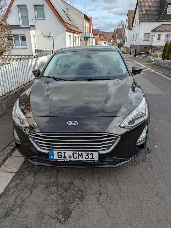 Usado Ford Focus Cool & Connect 101 HP (74 kW) 2019 Preto Sedan