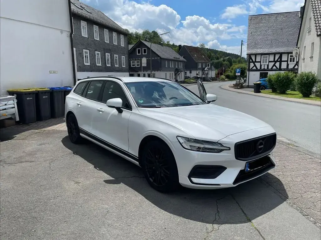 Gebraucht Volvo V60 190 PS (139 kW) 2019 Weiß Kombi