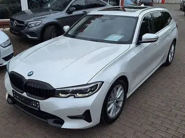 Gebraucht BMW 330 Sport Line 258 PS (189 kW) 2020 Mineralweiss Kombi