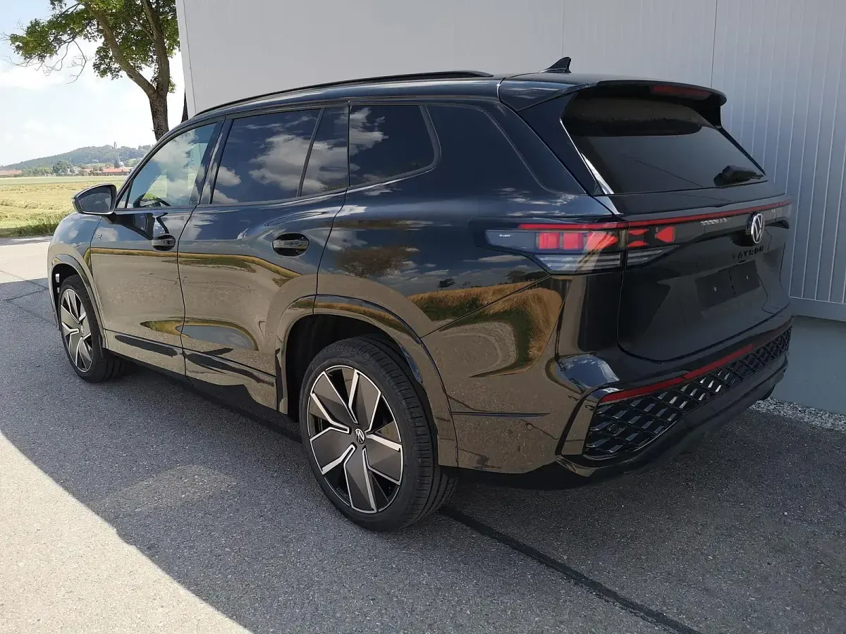 Neu VW Tayron R-line 193 PS (141 kW) 2025 Grenadilschwarz metallic SUV