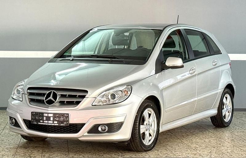 Gebraucht Mercedes B180 109 PS (80 kW) 2011 Silber Van / Kleinbus