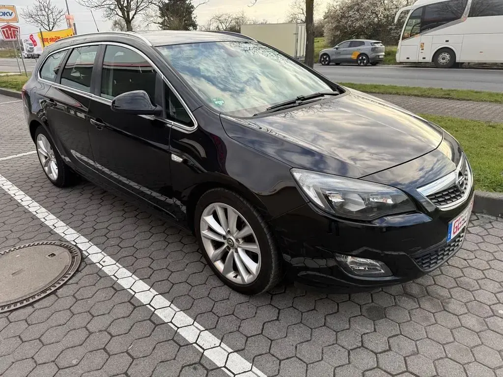 Używany Opel Astra 179 KM (131 kW) 2011 Czarny Kombi