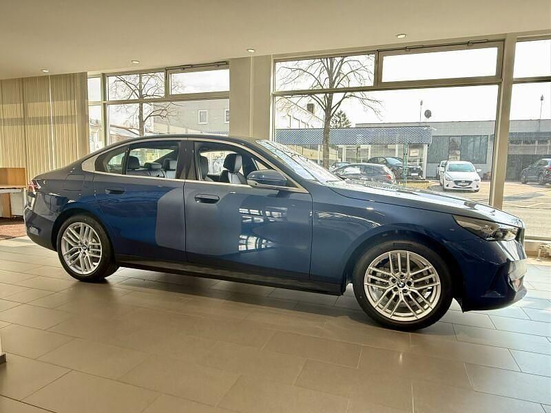 Neu BMW 520 Comfort Edition 197 PS (144 kW) 2025 Blau Limousine