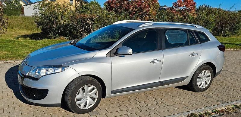 Gebraucht Renault Mégane III 110 PS (80 kW) 2013 Silber Limousine