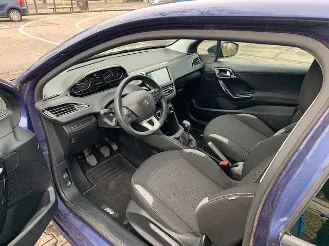 Gebraucht Peugeot 208 Active 82 PS (60 kW) 2016 Blau Kleinwagen