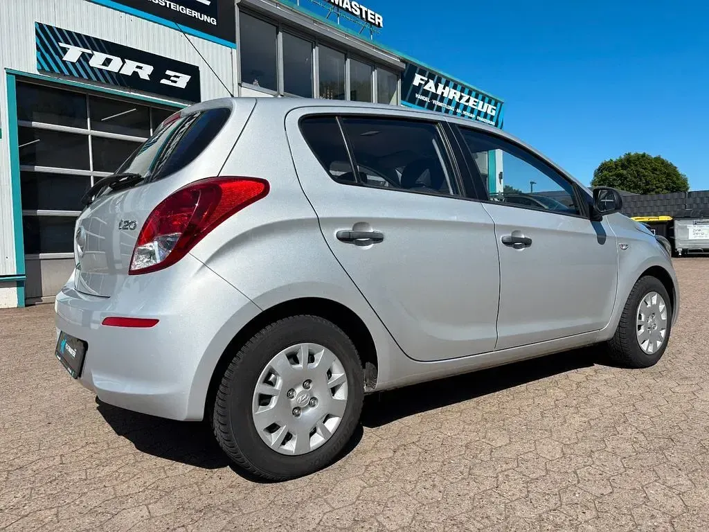 Gebraucht Hyundai i20 Edition 86 PS (63 kW) 2014 Silber Kleinwagen