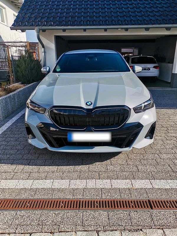Gebraucht BMW 540 Shadowline 303 PS (222 kW) 2025 Grau Kombi