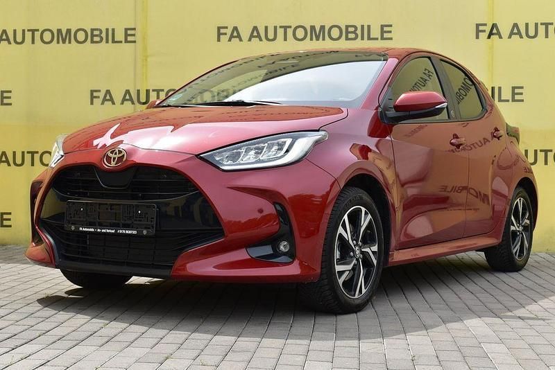 Rot Gebraucht 2024 Toyota Yaris Hybrid Team Limousine | 21.800 € (Fairer Preis) - Bild 1/4