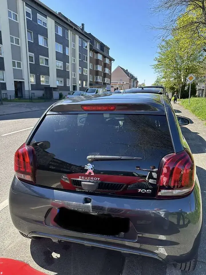 Gebraucht Peugeot 108 Allure 69 PS (50 kW) 2016 Grau Limousine