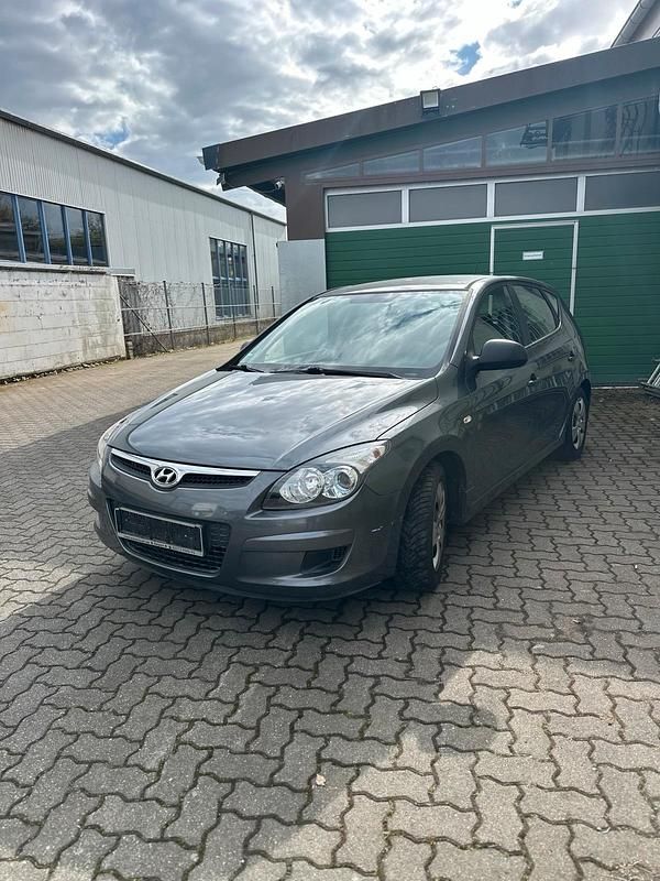 Gebraucht Hyundai i30 109 PS (80 kW) 2011 Blau Kleinwagen